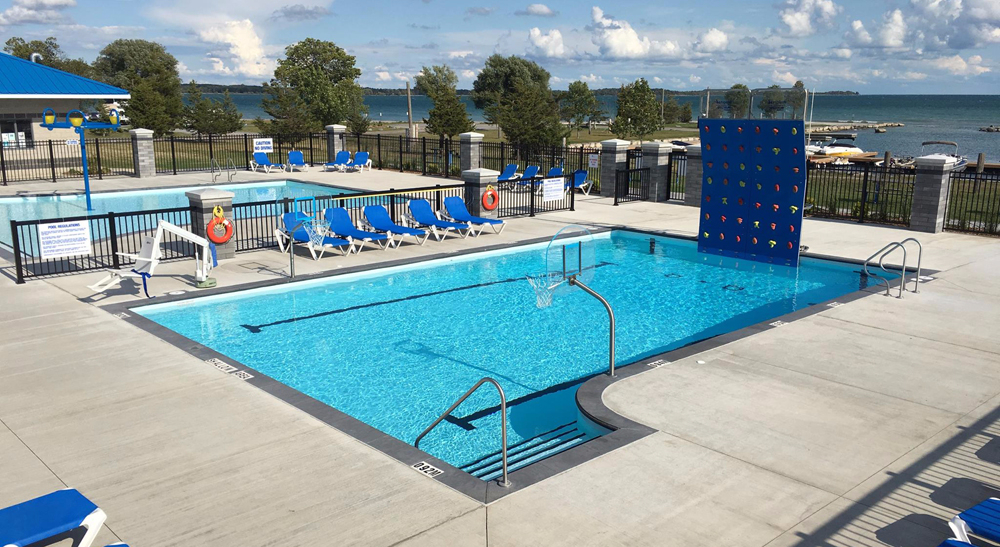 Outdoor wading pool and lap/leisure pool at Quinte's Isle Campark